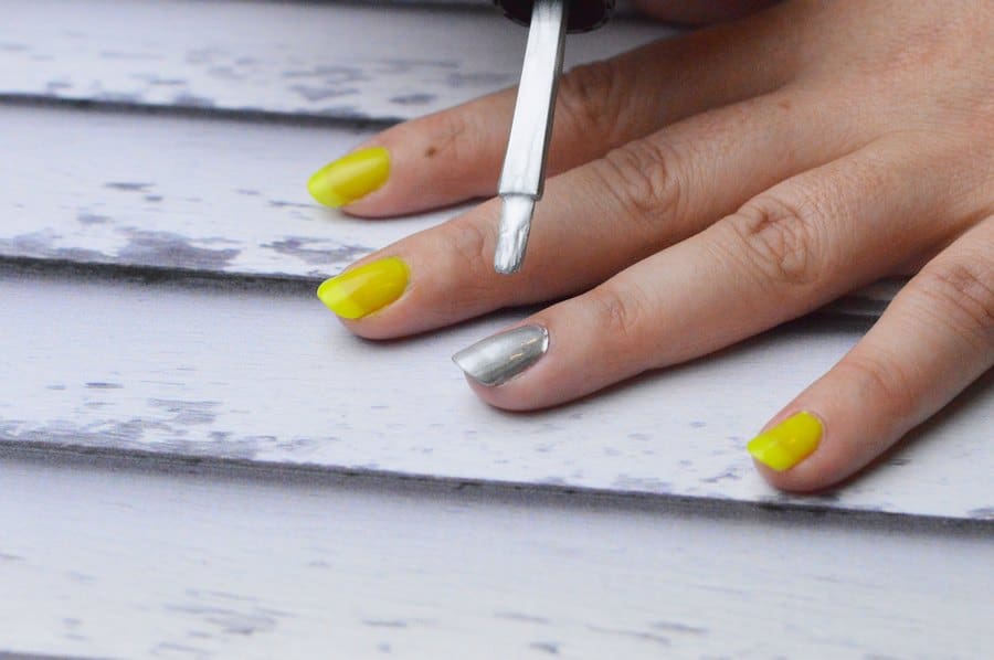 neon-stripes-summer-nail-design